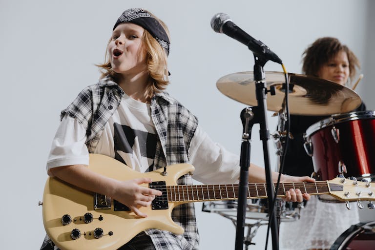 The Strokes Food Habits and Lifestyle : Inside the Daily Routine of a Modern Rock Band